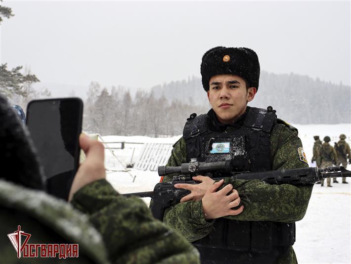 В Республике Алтай росгвардейцы провели мастер-класс для воспитанников школы-интерната 