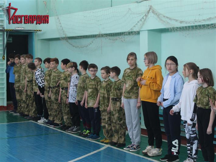 Военнослужащие Росгвардии организовали военно-спортивную эстафету для подшефных школьников из Иркутска