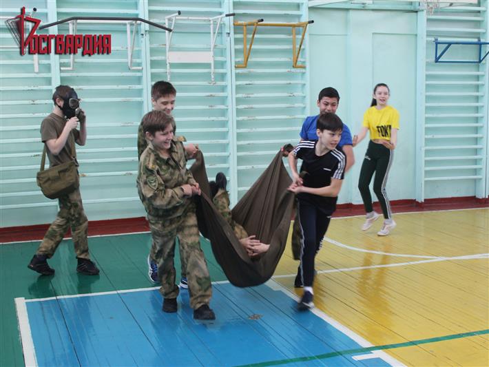 Военнослужащие Росгвардии организовали военно-спортивную эстафету для подшефных школьников из Иркутска