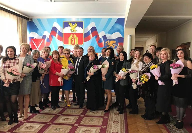 Глава Пятигорска поздравил председателя женсовета госпиталя Росгвардии с наступающим праздником весны 