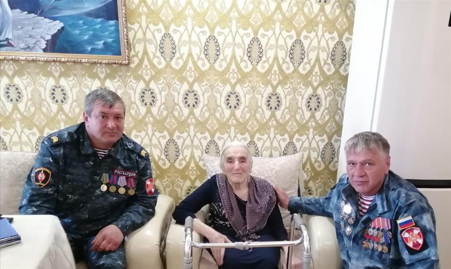 В Карачаево-Черкесии представители Совета ветеранов территориального управления Росгвардии навестили мать погибшего сотрудника