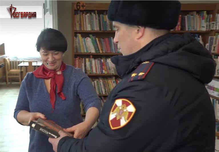 Росгвардейцы в Брянске передали книги в городскую библиотеку 