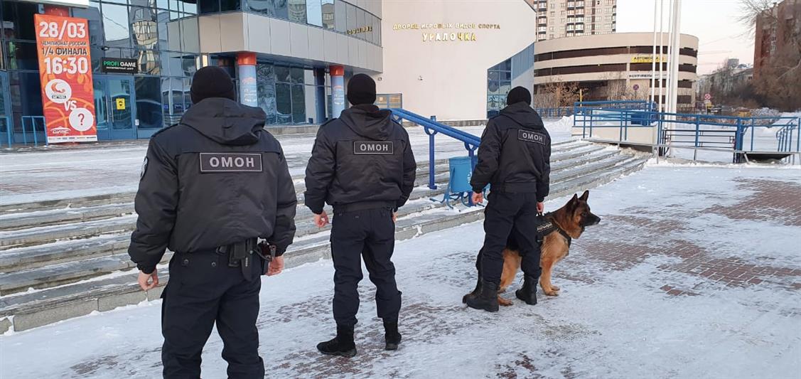 Сотрудники ОМОН Росгвардии обеспечивают правопорядок и безопасность на чемпионате России по пауэрлифтингу в Екатеринбурге
