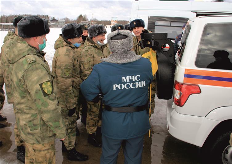 Спасатели МЧС поделились опытом со специалистами РХБ защиты дивизии имени Дзержинского