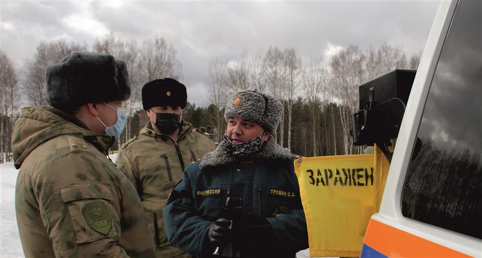 Спасатели МЧС поделились опытом со специалистами РХБ защиты дивизии имени Дзержинского
