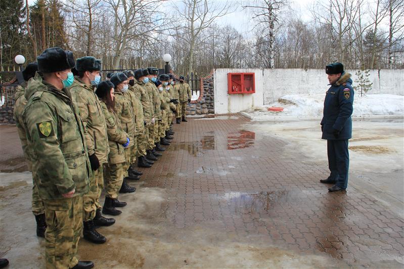 Спасатели МЧС поделились опытом со специалистами РХБ защиты дивизии имени Дзержинского
