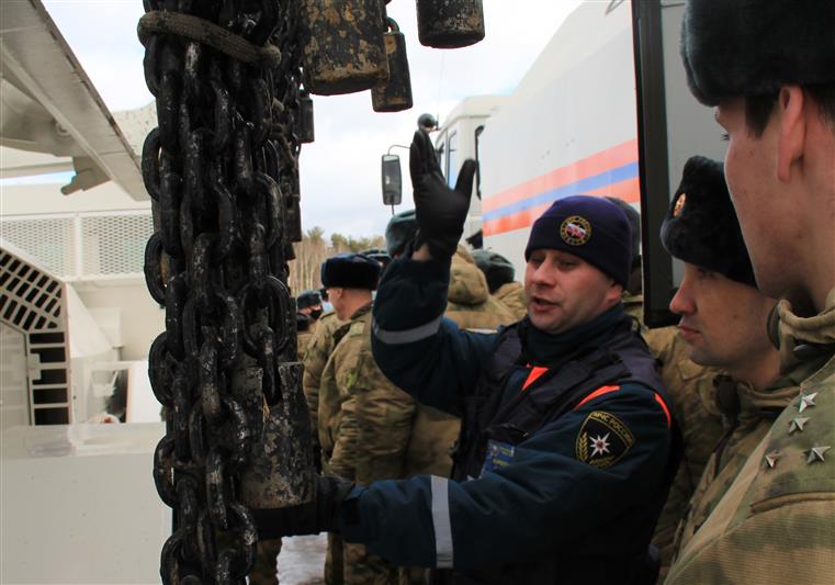 Спасатели МЧС поделились опытом со специалистами РХБ защиты дивизии имени Дзержинского