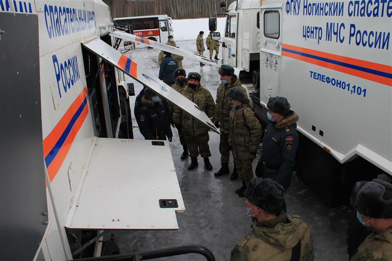 Спасатели МЧС поделились опытом со специалистами РХБ защиты дивизии имени Дзержинского