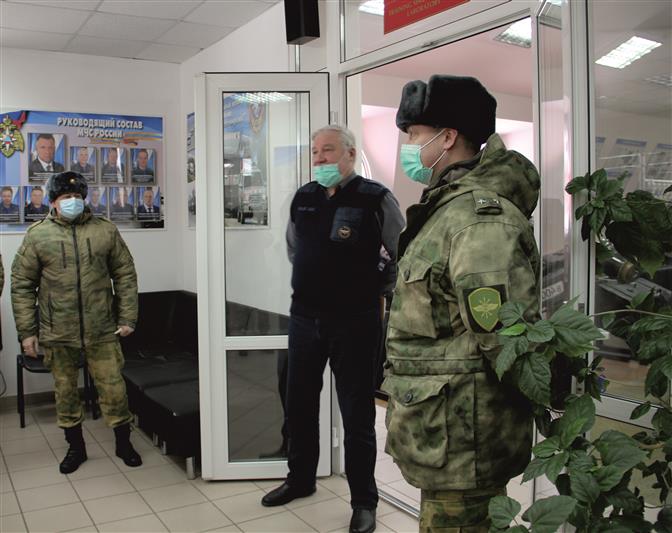 Спасатели МЧС поделились опытом со специалистами РХБ защиты дивизии имени Дзержинского