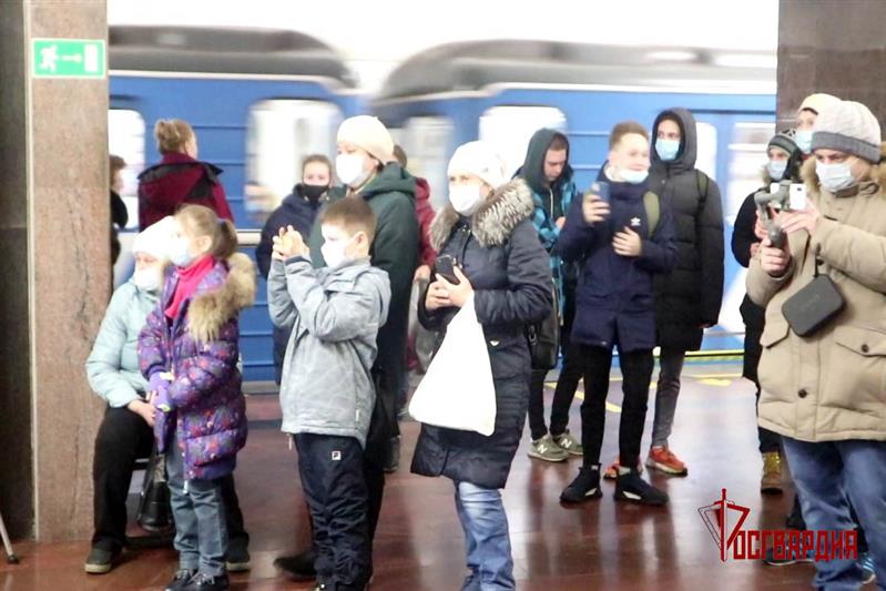 Ансамбль песни и пляски Уральского округа Росгвардии выступил с концертом в Екатеринбургском метрополитене