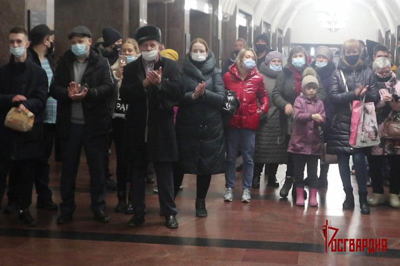 Ансамбль песни и пляски Уральского округа Росгвардии выступил с концертом в Екатеринбургском метрополитене