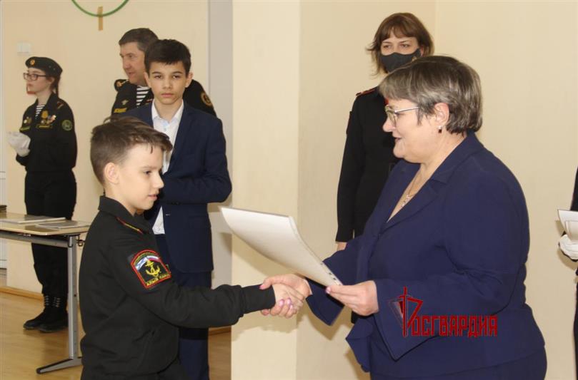 Кадеты и тюменские школьники поздравили своих наставников - росгвардейцев с юбилеями ведомства (видео)