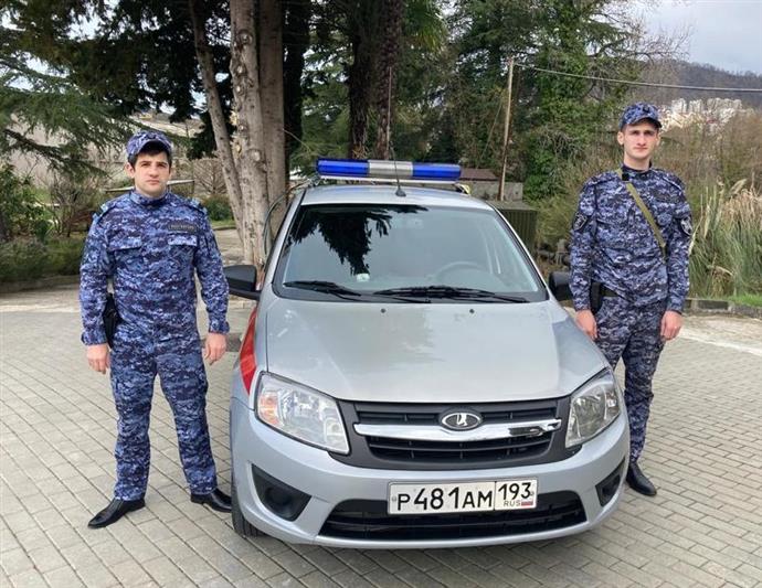 Росгвардейцы пришли на помощь мужчине, который на прогулке по неосторожности упал в реку в Сочи