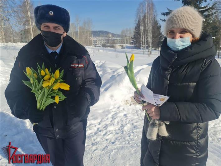 «Весенний комплимент от Росгвардии». В Иркутской области сотрудники вневедомственной охраны вручили цветы представительницам прекрасной половины 