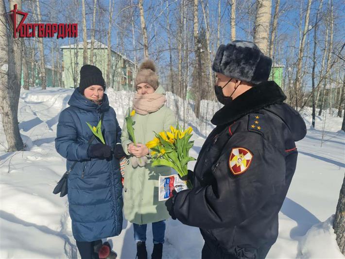 «Весенний комплимент от Росгвардии». В Иркутской области сотрудники вневедомственной охраны вручили цветы представительницам прекрасной половины 