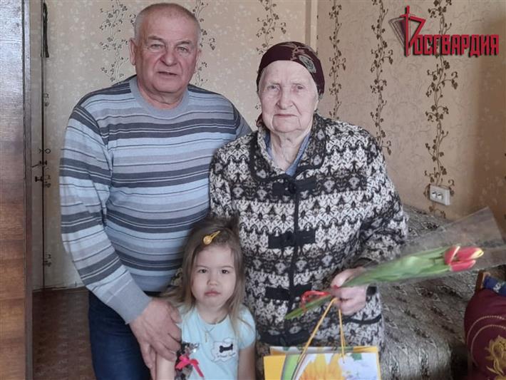 Военнослужащие саровской дивизии Росгвардии поздравили женщин-ветеранов соединения с 8 марта
