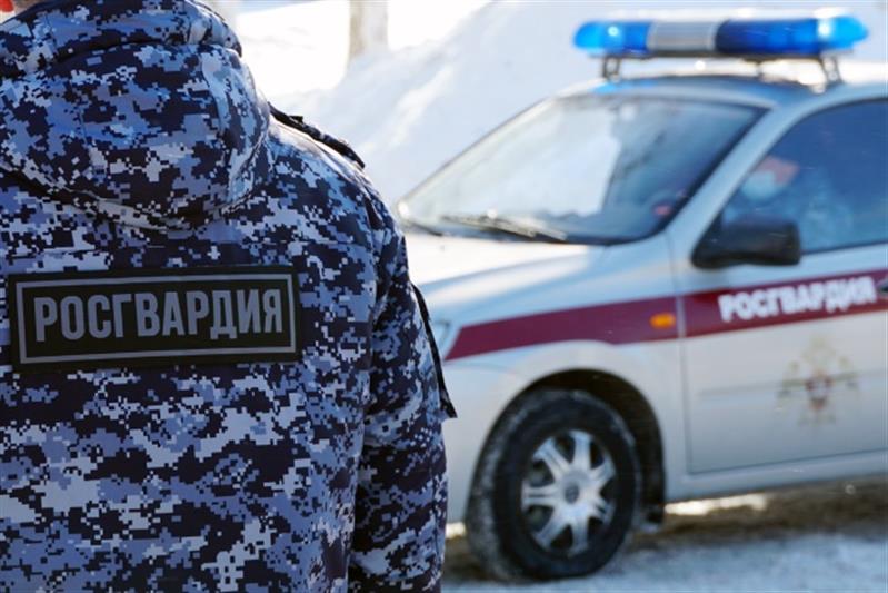 В Череповце росгвардейцы оказали помощь в тушении автомобиля