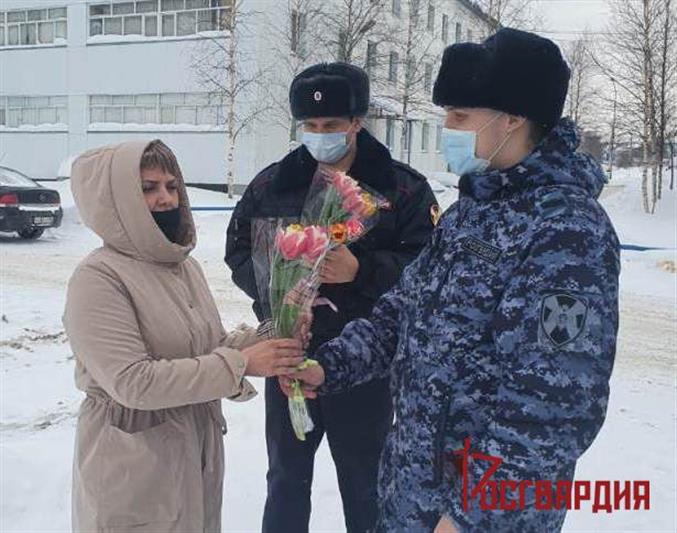 «Весенние комплименты от Росгвардии» дарят уралочкам представители ведомства накануне 8 марта 