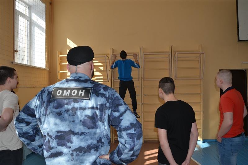 В Самаре росгвардейцы помогают юнармейцам подготовиться к «Зарнице»