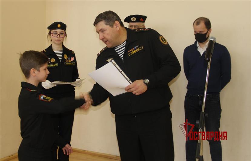 Кадеты и тюменские школьники поздравили своих наставников - росгвардейцев с юбилеями ведомства (видео)
