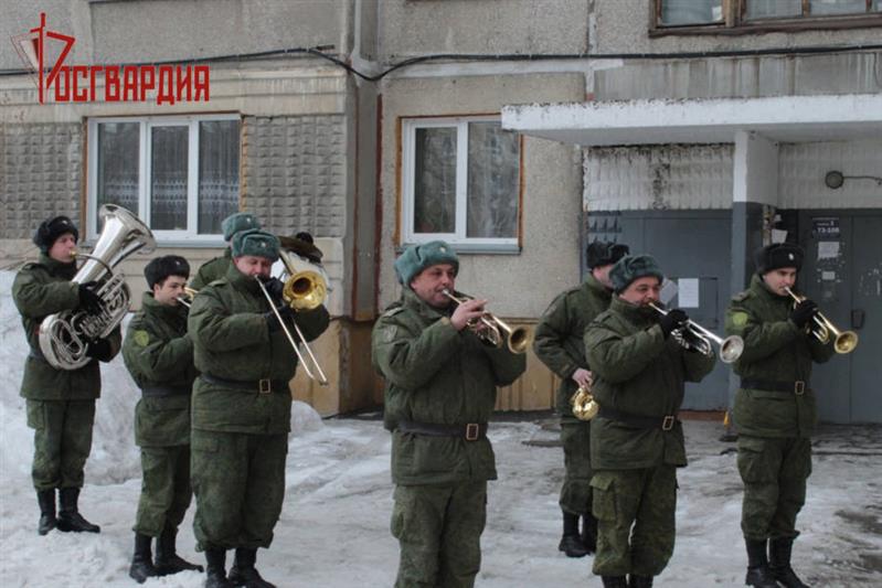 Военный оркестр бийского полка Росгвардии выступил у дома ветерана Великой Отечественной войны