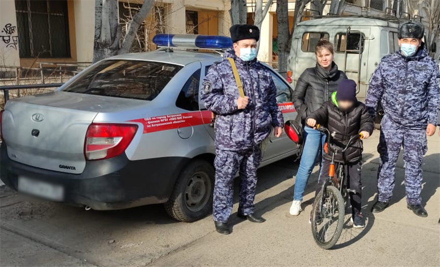 В Астрахани сотрудники Росгвардии пришли на помощь матери, которая во время прогулки потеряла сына
