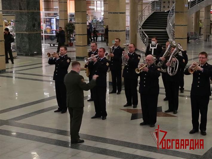 В Челябинске музыканты военного оркестра Росгвардии выступили для жителей и гостей города на железнодорожном  вокзале (видео)