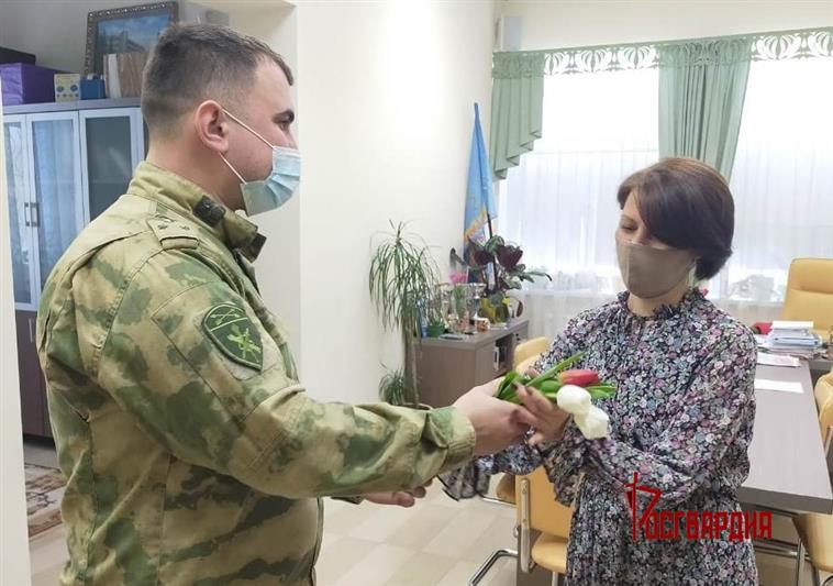«Весенние комплименты от Росгвардии» дарят уралочкам представители ведомства накануне 8 марта 