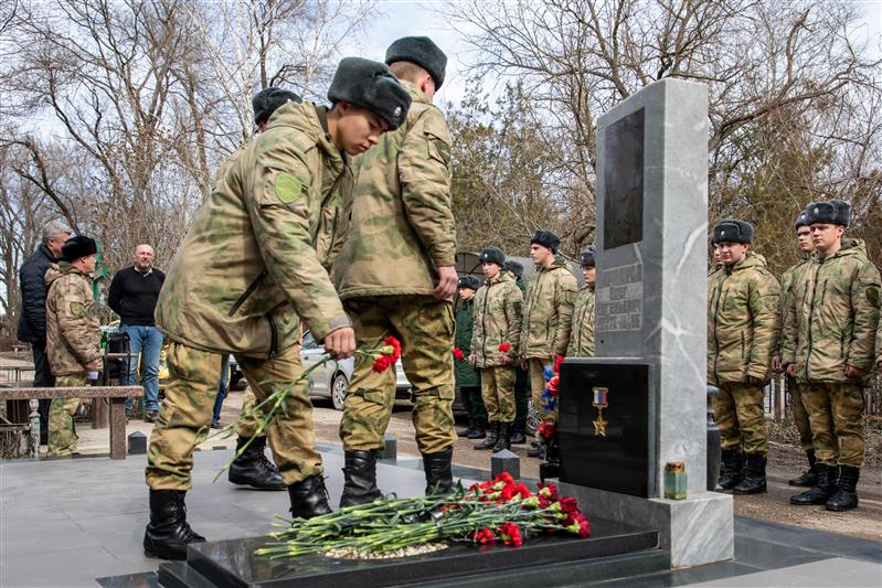 В Пятигорске росгвардейцы почтили память Героя России Олега Варлакова