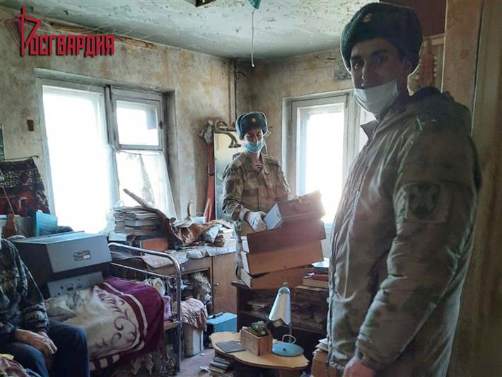 В Ангарске военнослужащие Росгвардии помогли 87-летнему ветерану Великой Отечественной войны с уборкой и мелким ремонтом
