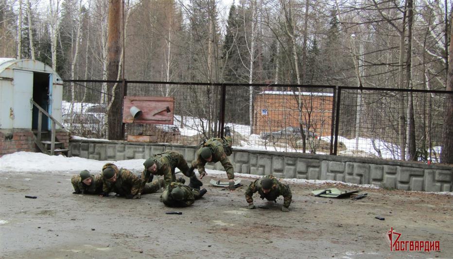 В Новоуральске в рамках проекта «Дни Росгвардии» активисты-волонтеры побывали на учении подразделения вневедомственной охраны