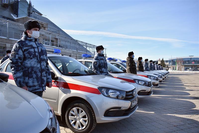 В Казани сотрудникам республиканского управления Росгвардии вручили ключи от новых служебных автомашин