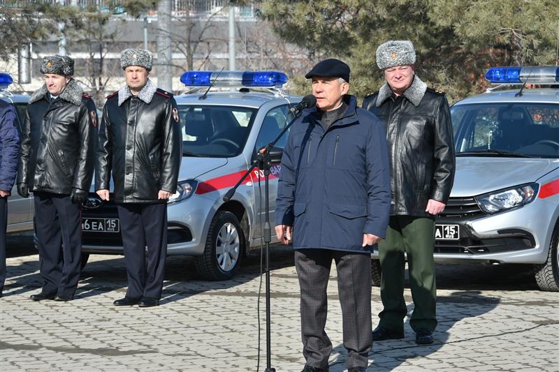 В Казани сотрудникам республиканского управления Росгвардии вручили ключи от новых служебных автомашин