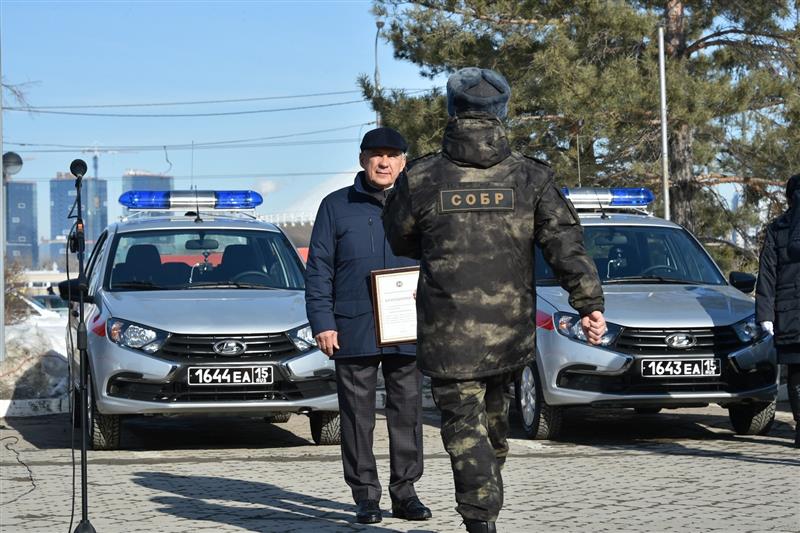 В Казани сотрудникам республиканского управления Росгвардии вручили ключи от новых служебных автомашин