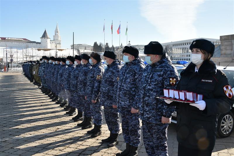 В Казани сотрудникам республиканского управления Росгвардии вручили ключи от новых служебных автомашин