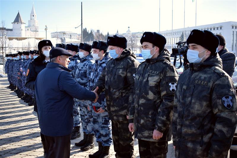 В Казани сотрудникам республиканского управления Росгвардии вручили ключи от новых служебных автомашин
