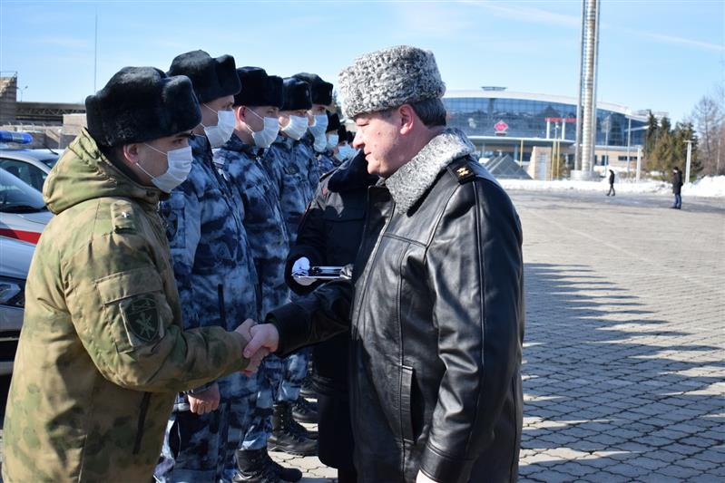 В Казани сотрудникам республиканского управления Росгвардии вручили ключи от новых служебных автомашин