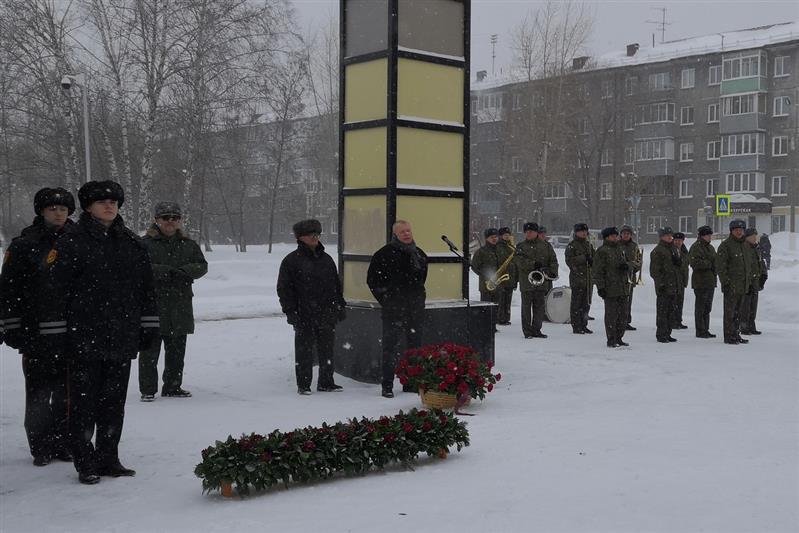 В Барнауле росгвардейцы почтили память десантников 6-й роты 104-го гвардейского парашютно-десантного полка 