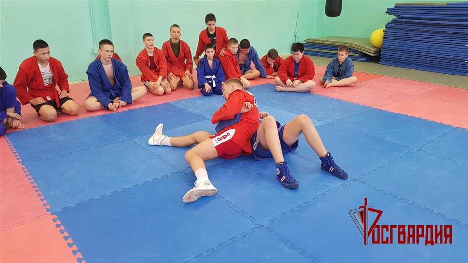 Титулованный спортсмен провёл мастер-класс для воспитанников Екатеринбургского кадетского корпуса (видео)