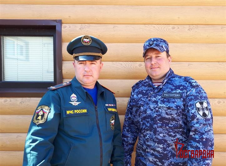 Командующий Уральским округом Росгвардии вручил государственную награду сотруднику, спасшему женщину и четырех детей из огня