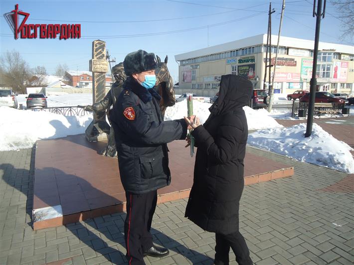 «Весенний комплимент от Росгвардии». В Иркутской области сотрудники вневедомственной охраны вручили цветы представительницам прекрасной половины 