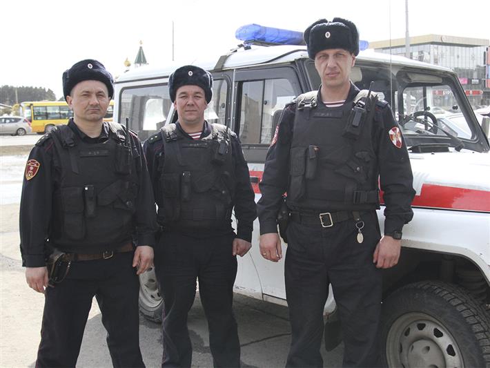 В Кузбассе бойцы Росгвардии освободили из рук вооруженного злоумышленника молодую девушку (видео)