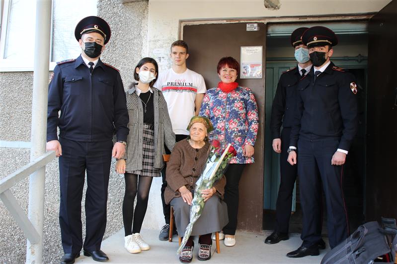 В Кабардино-Балкарии росгвардейцы поздравили участницу Великой Отечественной войны с днем рождения