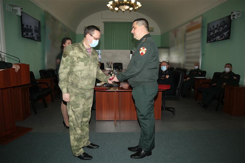 Командующий Северо-Западным округом вручил отличившимся росгвардейцам государственные и ведомственные награды 