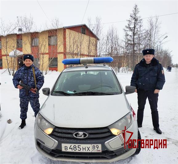 На Ямале росгвардейцы вернули родителям потерявшегося ребенка 
