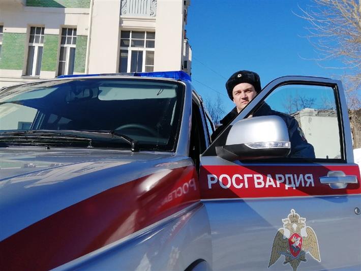 В Омске сотрудники Росгвардии задержали вооруженного ножом мужчину, угрожавшего расправой медработнику 