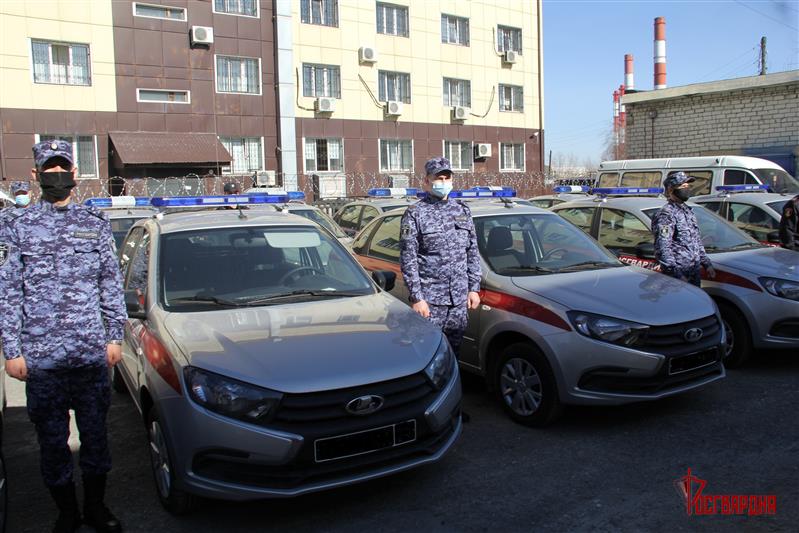 В Тюмени сотрудникам Росгвардии вручены ключи от новых патрульных автомобилей (видео)