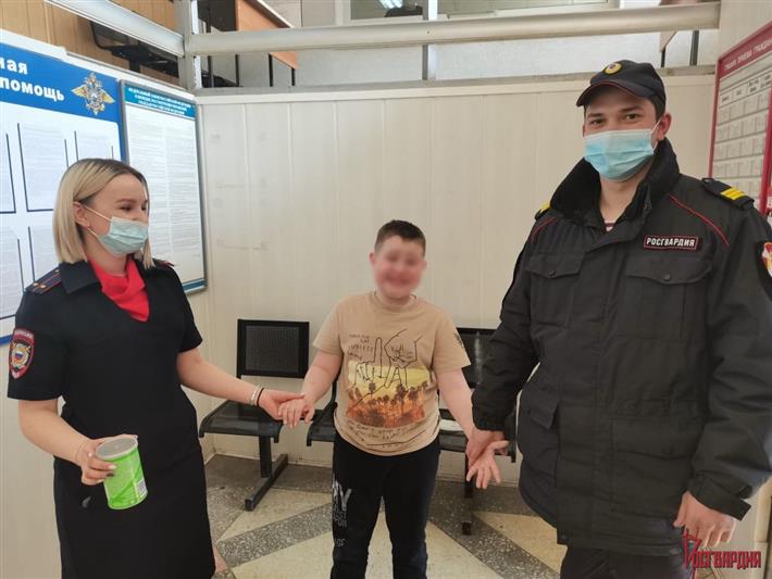 В Томске сотрудники Росгвардии вернули домой заблудившегося школьника 