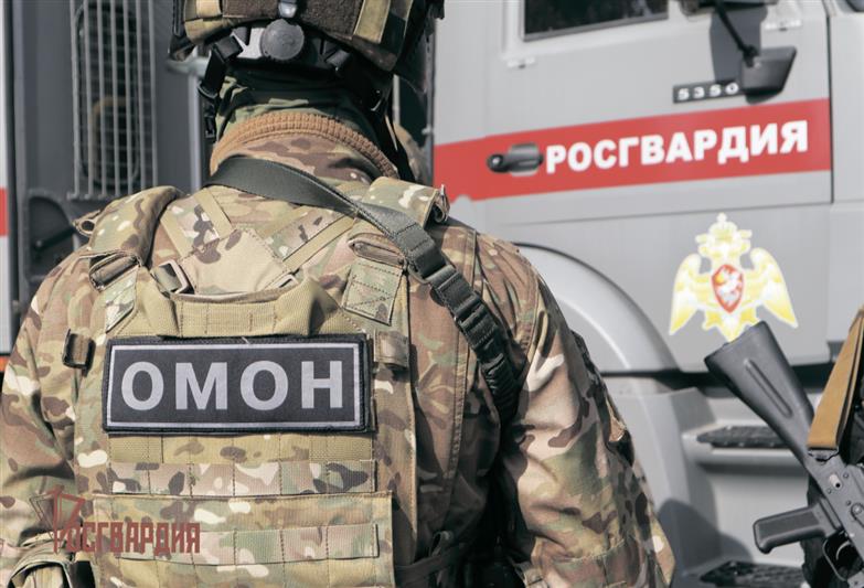 В Красноярском крае сотрудники ОМОН оказали содействие полицейским в изъятии из незаконного оборота 4 тысяч бутылок контрафактного спиртного