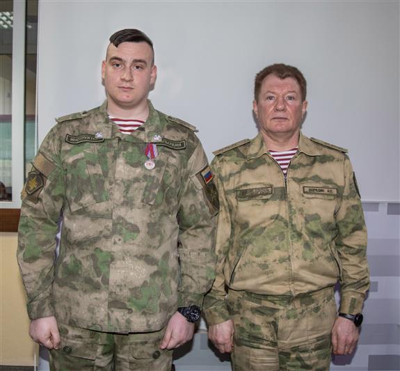 Командующий Приволжским округом Росгвардии вручил медаль «За спасение» нижегородцу Кириллу Ильину